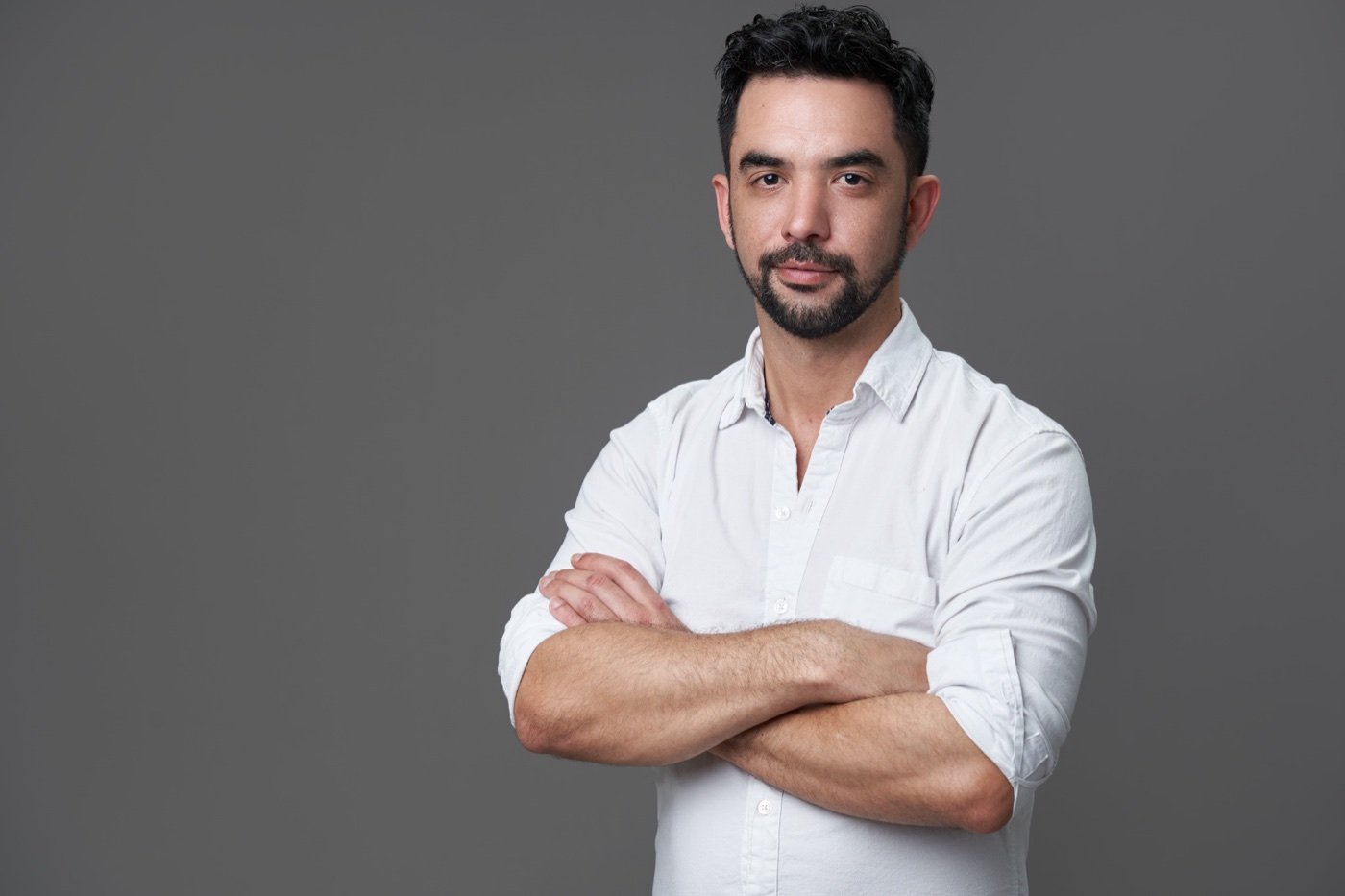 Emiliano Barrionuevo Mónaco con camisa blanca